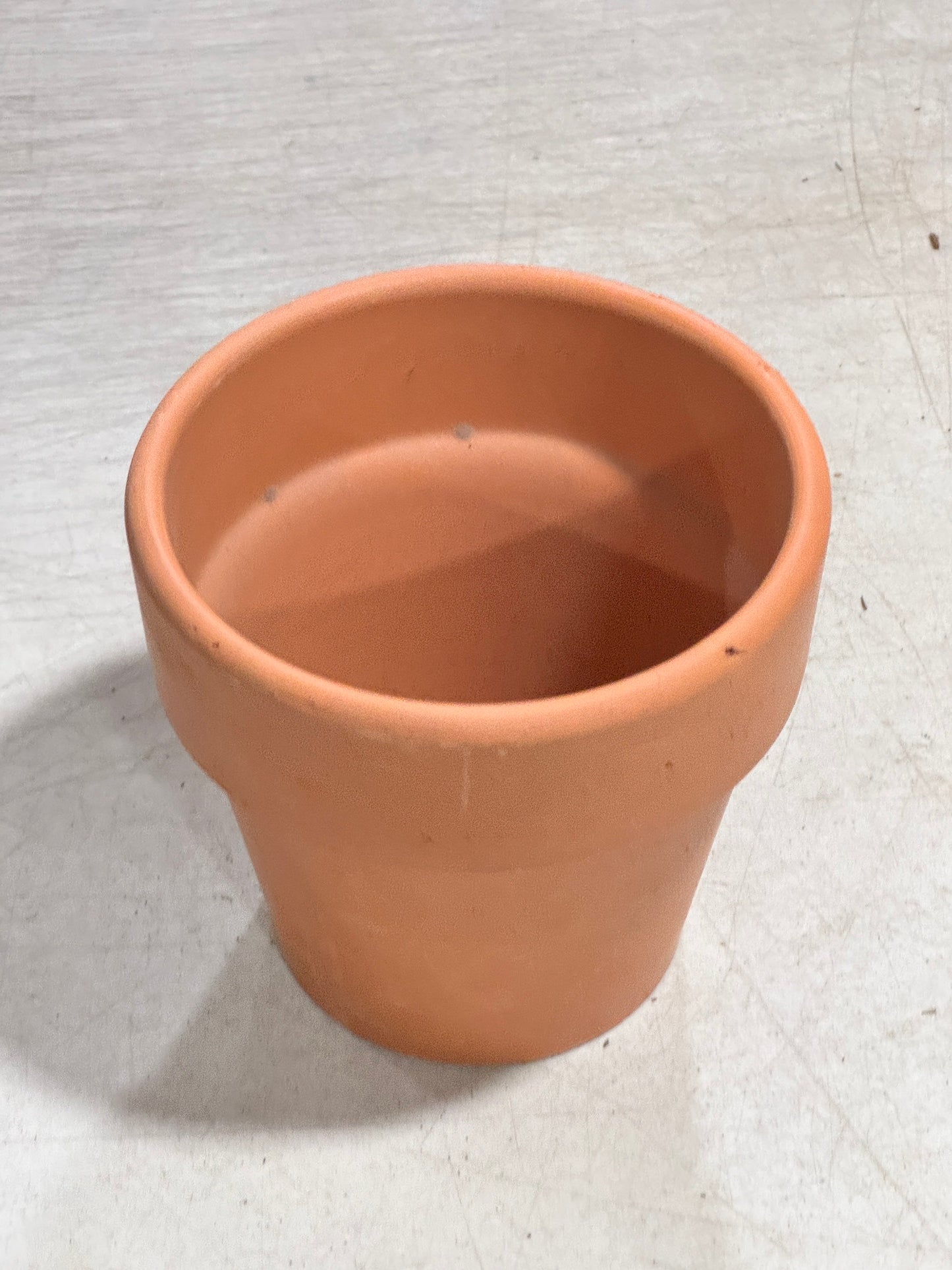 กระถางต้นไม้ กระถางดินเผาทรงมีขอบ มีหลายขนาด เป็นแบบผิวเนียนเรียบ