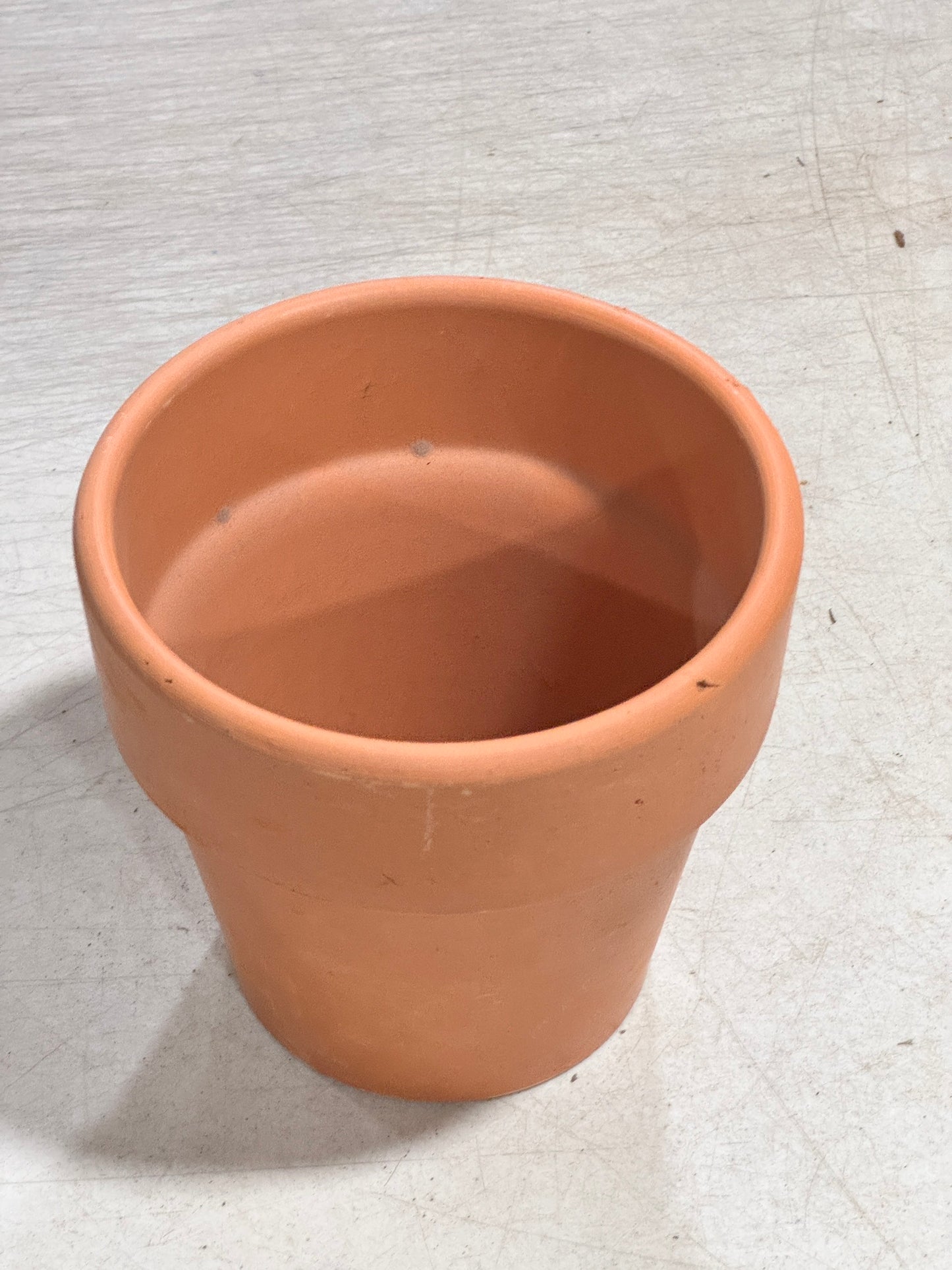 กระถางต้นไม้ กระถางดินเผาทรงมีขอบ มีหลายขนาด เป็นแบบผิวเนียนเรียบ