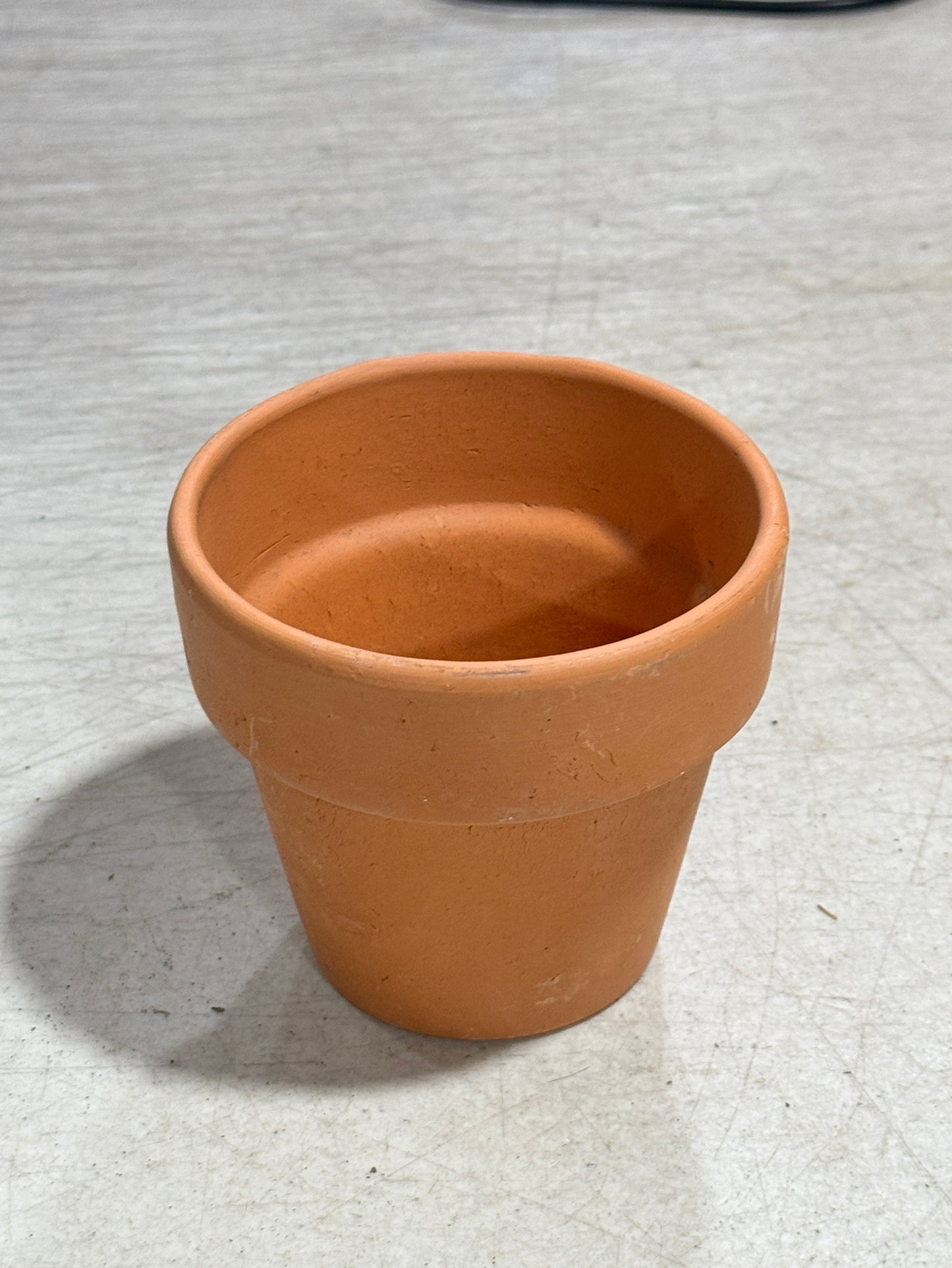 กระถางต้นไม้ กระถางดินเผาทรงมีขอบ มีหลายขนาด เป็นแบบผิวเนียนเรียบ