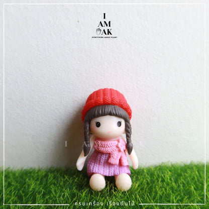 ตุ๊กตาแต่งสวน ผู้หญิงถักเปียใส่หมวกไหมพรม - Pamathegardener