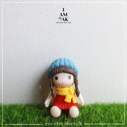 ตุ๊กตาแต่งสวน ผู้หญิงถักเปียใส่หมวกไหมพรม - Pamathegardener
