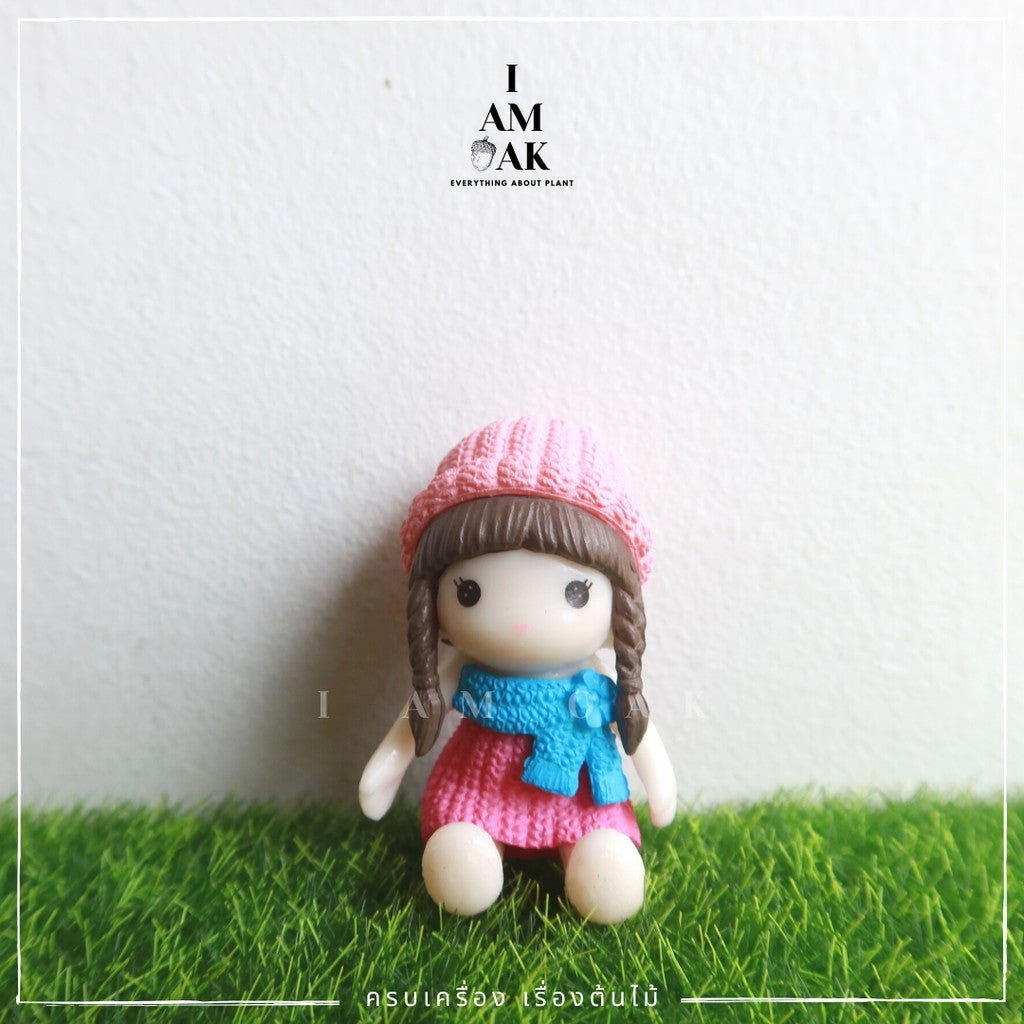 ตุ๊กตาแต่งสวน ผู้หญิงถักเปียใส่หมวกไหมพรม - Pamathegardener