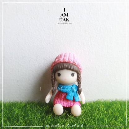 ตุ๊กตาแต่งสวน ผู้หญิงถักเปียใส่หมวกไหมพรม - Pamathegardener