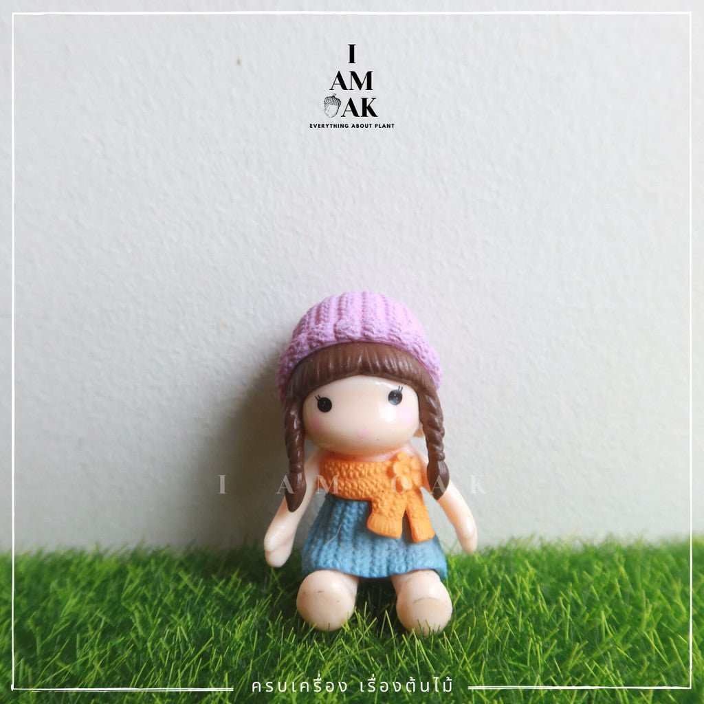 ตุ๊กตาแต่งสวน ผู้หญิงถักเปียใส่หมวกไหมพรม - Pamathegardener