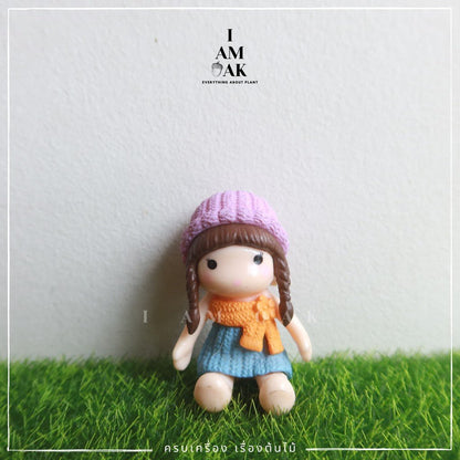 ตุ๊กตาแต่งสวน ผู้หญิงถักเปียใส่หมวกไหมพรม - Pamathegardener